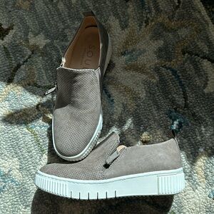 Naturalizer Soul slip on sneakers with zipper. Size 6.5. Worn once.